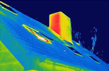 Verliezen naar buitenlucht. De schoorsteen, kozijnen en de buitenmuur zijn elementen die warmte verliezen. Verliezen naar buitenlucht. De schoorsteen, kozijnen en de buitenmuur zijn elementen die warmte verliezen.