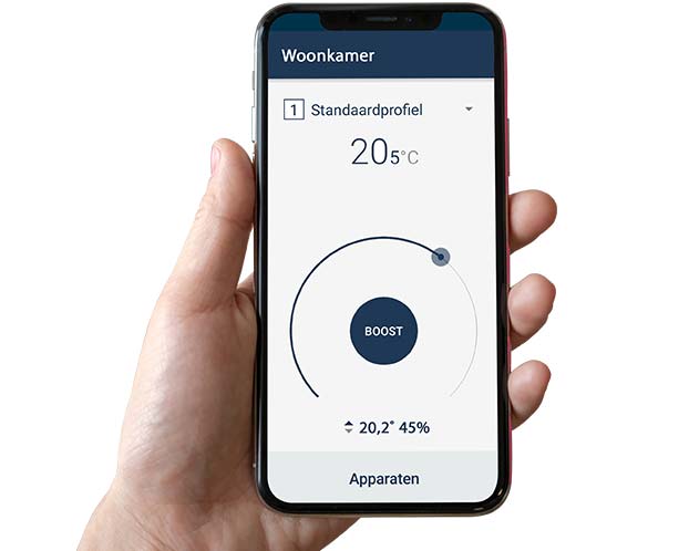 Een slimme thermostaatknop is volledig in te stellen via een app. De thermostaatknop staat in verbinding met de app via een basisstation dat aangesloten is op het internet. Een slimme thermostaatknop is volledig in te stellen via een app. De thermostaatknop staat in verbinding met de app via een basisstation dat aangesloten is op het internet.