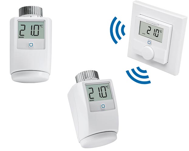 Slimme thermostaatknoppen zijn draadloos aan te sturen door een thermostaat aan de wand. Deze is 'de baas' over de slimme thermostaatknoppen. Slimme thermostaatknoppen zijn draadloos aan te sturen door een thermostaat aan de wand. Deze is 'de baas' over de slimme thermostaatknoppen.
