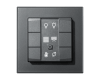 De dikte van de drukknop is slechts 22mm. De drukknop zelf is 55 x 55 mm. Het gehele product, met afdekraam, meet 86 x 86 mm.