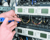 De schakelactor is bedoeld voor montage op een DIN-rail in een groepenkast in een meterkast, waar alle bedrading naar de ruimtes centraal bij elkaar komt. De schakelactor wordt gevoed door het 24 V bus-systeem.