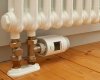 Als de thermostaatknop dicht bij de vloer zit, kan een kamerthermostaat de meting overnemen. De thermostaatknop opent en sluit dan alleen de toevoer van warm CV-water naar de radiator