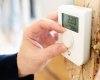 De gewenste temperatuur kan ook ingesteld worden met de draaiknop. De thermostaat wordt meestal gebruikt in woonkamers, keukens en badkamers...