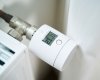De gewenste temperatuur kan ook ingesteld worden met de draaiknop. De thermostaatknop is geschikt voor gebruik op de badkamer en in vochtige ruimtes zoals in de kelder of wasruimte...