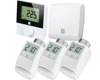 Het Alpha IP slimme stadsverwarming pakket bevat 3 slimme thermostaatknoppen, 1 draadloze thermostaat voor de woonkamer en 1 access point voor verbinding met de Alpha IP app.