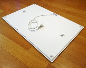 De achterzijde is voorzien van 2 montagenokken en 4 fixeerpunten (getoond model: 1000 Watt - 120 x 80 cm) De achterzijde is voorzien van 2 montagenokken en 4 fixeerpunten (getoond model: 1000 Watt - 120 x 80 cm)