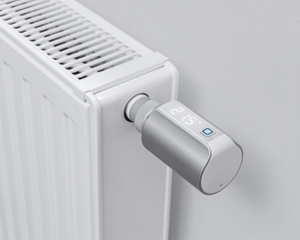 Voorbeeld van de Homematic IP slimme thermostaatknop Evo gemonteerd op een radiator.