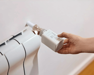 De temperatuur kan ingesteld worden met de drukknoppen of via de gratis Homematic IP app. De basis van het systeem is het Homematic IP Access Point. Dit is de hub van het Homematic IP systeem.