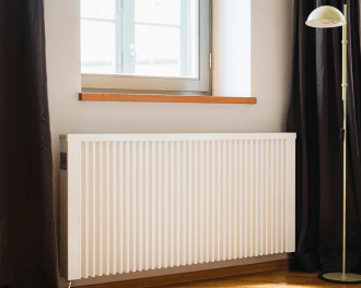 De kern van de radiator is gemaakt van vuurvaste chamottesteen / kleisteen. Chamottesteen warmt binnen 10 minuten op en kan gedurende 40 minuten warmte blijven afgeven.