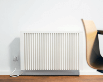 De elektrische radiator wordt geleverd met montagemateriaal voor installatie aan een muur. De radiator zelf is 9 cm diep. Het montagemateriaal is 4 cm diep. In totaal is de opbouwhoogte 13 cm.